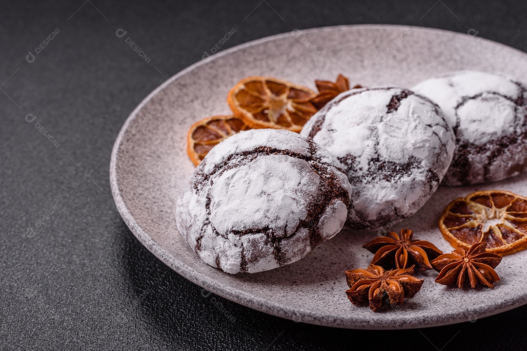 Biscoitos de chocolate com casca rachada, cobertos com açúcar de confeiteiro