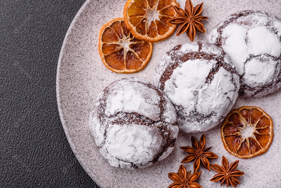 Biscoitos de chocolate com casca rachada, cobertos com açúcar de confeiteiro