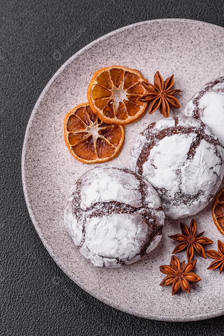 Biscoitos de chocolate com casca rachada, cobertos com açúcar de confeiteiro
