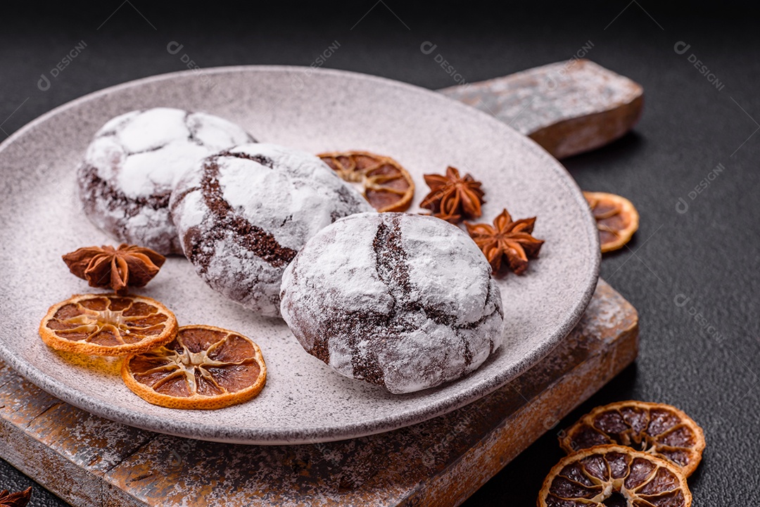Biscoitos de chocolate com casca rachada, cobertos com açúcar de confeiteiro