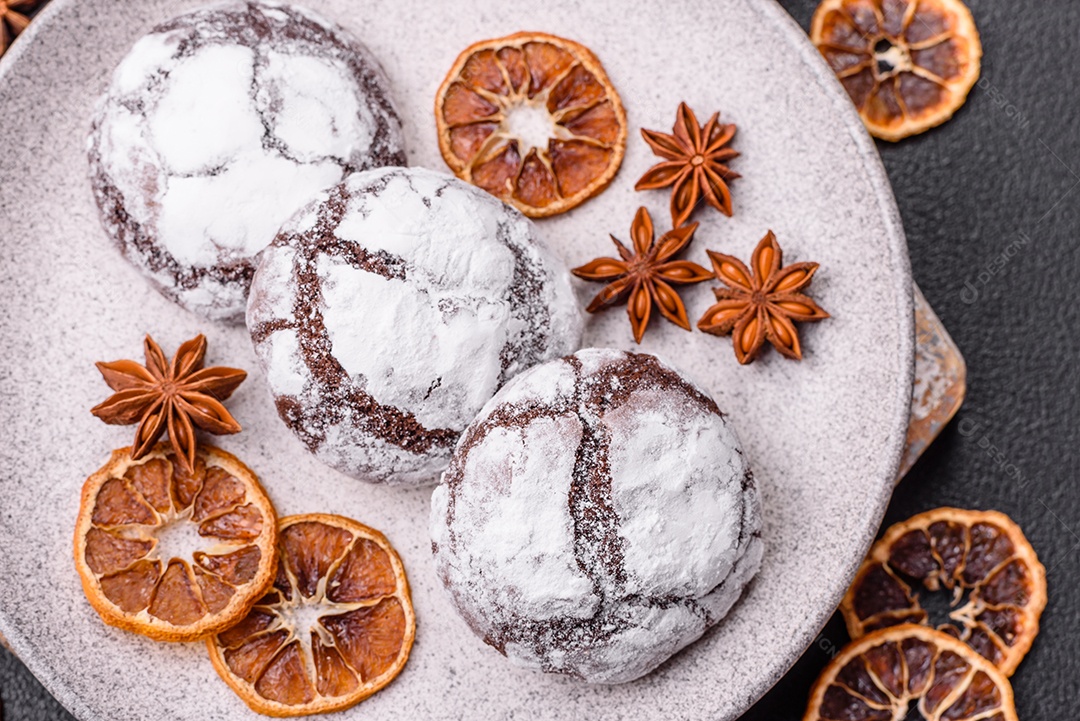 Biscoitos de chocolate com casca rachada, cobertos com açúcar de confeiteiro