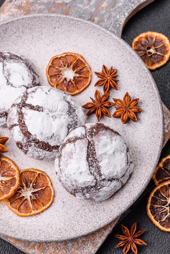 Biscoitos de chocolate com casca rachada, cobertos com açúcar de confeiteiro
