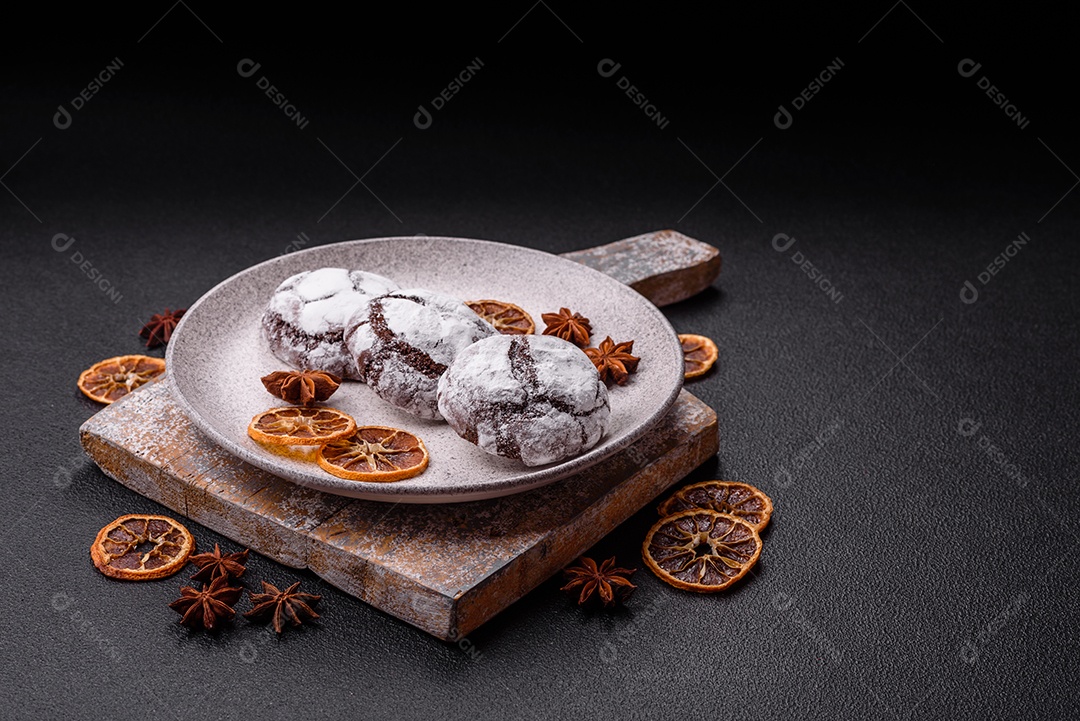Biscoitos de chocolate com casca rachada, cobertos com açúcar de confeiteiro