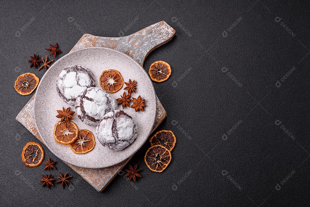 Biscoitos de chocolate com casca rachada, cobertos com açúcar de confeiteiro