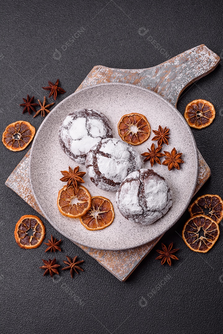 Biscoitos de chocolate com casca rachada, cobertos com açúcar de confeiteiro