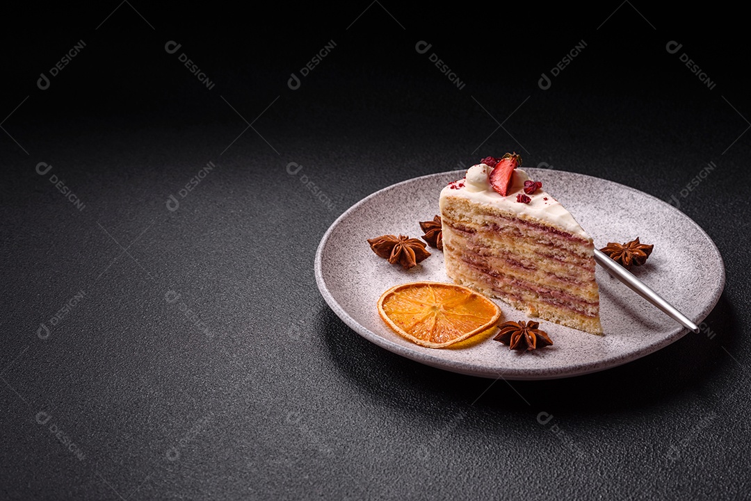 A imagem mostra um pedaço de bolo, provavelmente um cheesecake ou um bolo cremoso