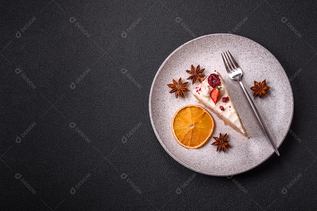 A imagem mostra um pedaço de bolo, provavelmente um cheesecake ou um bolo cremoso