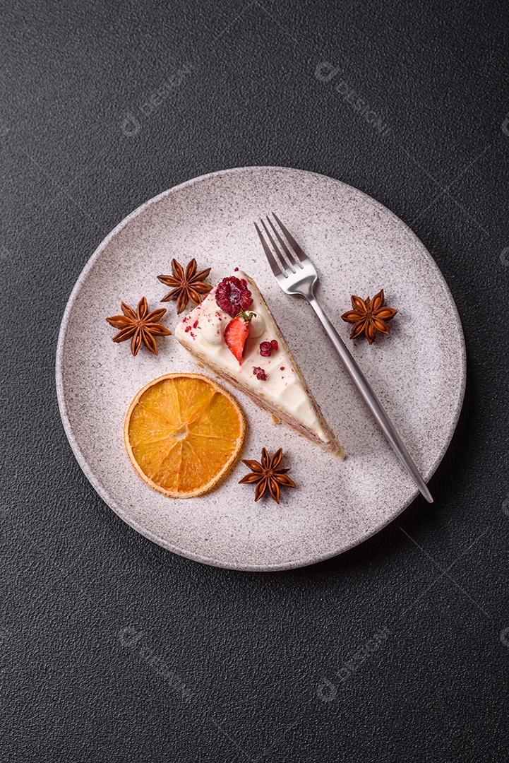 A imagem mostra um pedaço de bolo, provavelmente um cheesecake ou um bolo cremoso