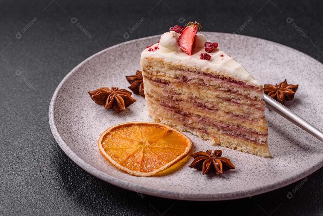 A imagem mostra um pedaço de bolo, provavelmente um cheesecake ou um bolo cremoso