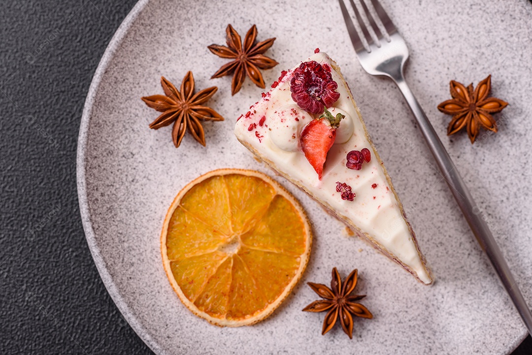 A imagem mostra um pedaço de bolo, provavelmente um cheesecake ou um bolo cremoso