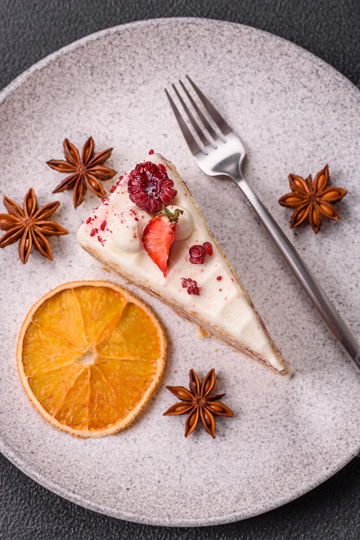 A imagem mostra um pedaço de bolo, provavelmente um cheesecake ou um bolo cremoso