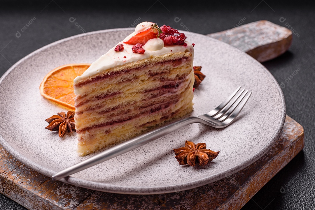 A imagem mostra um pedaço de bolo, provavelmente um cheesecake ou um bolo cremoso