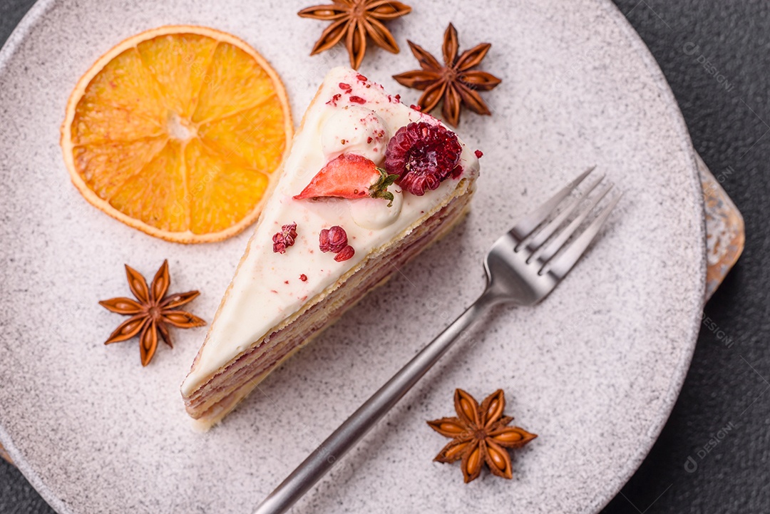 A imagem mostra um pedaço de bolo, provavelmente um cheesecake ou um bolo cremoso