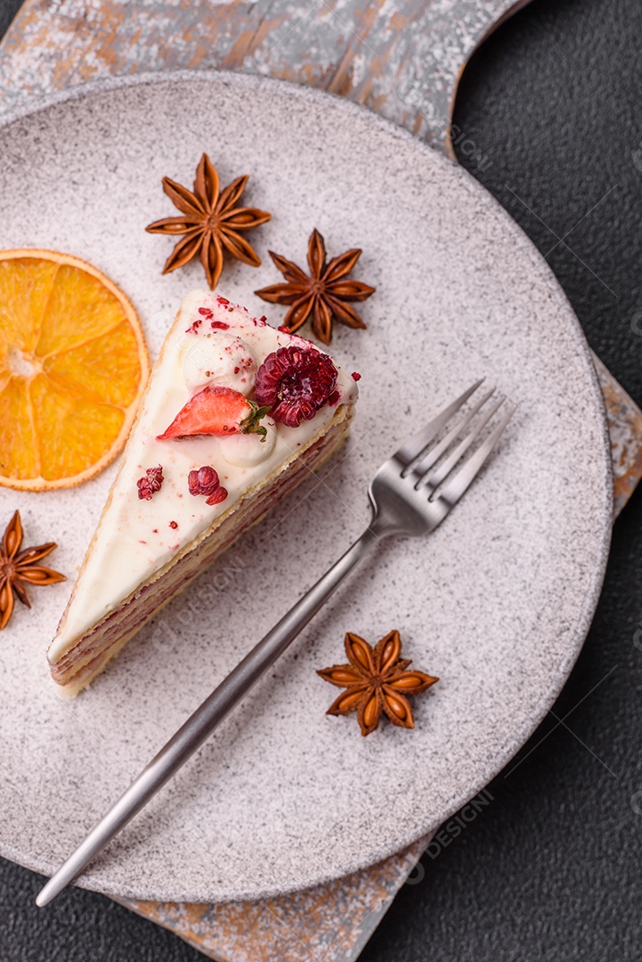 A imagem mostra um pedaço de bolo, provavelmente um cheesecake ou um bolo cremoso