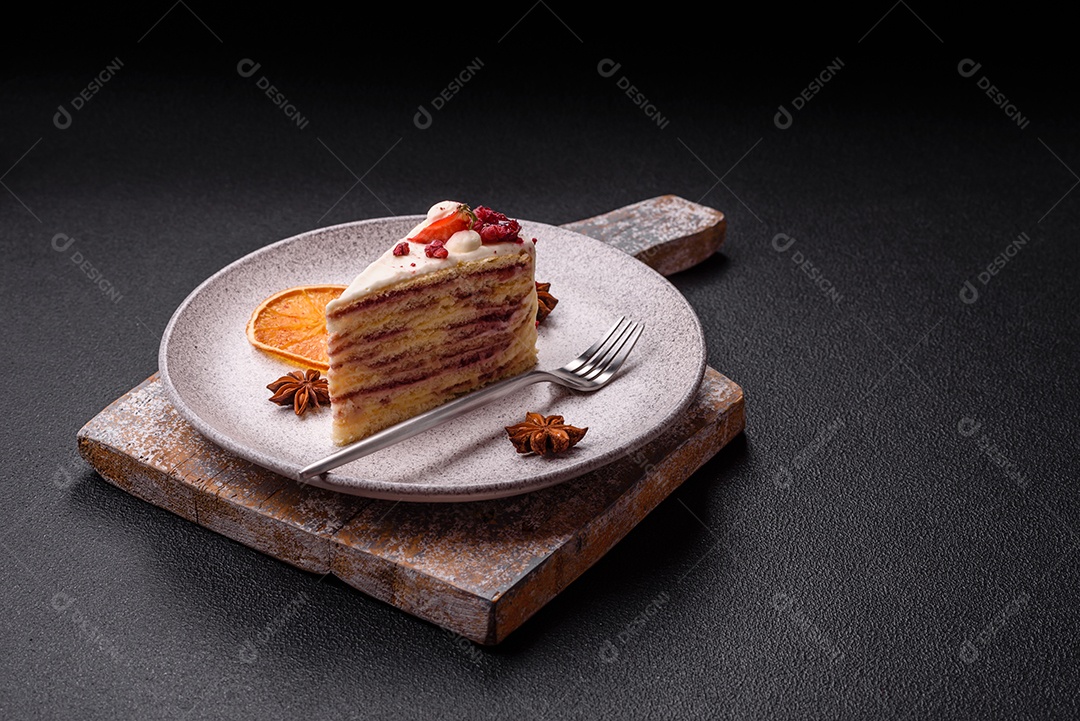 A imagem mostra um pedaço de bolo, provavelmente um cheesecake ou um bolo cremoso