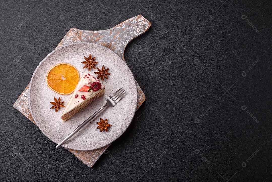 A imagem mostra um pedaço de bolo, provavelmente um cheesecake ou um bolo cremoso