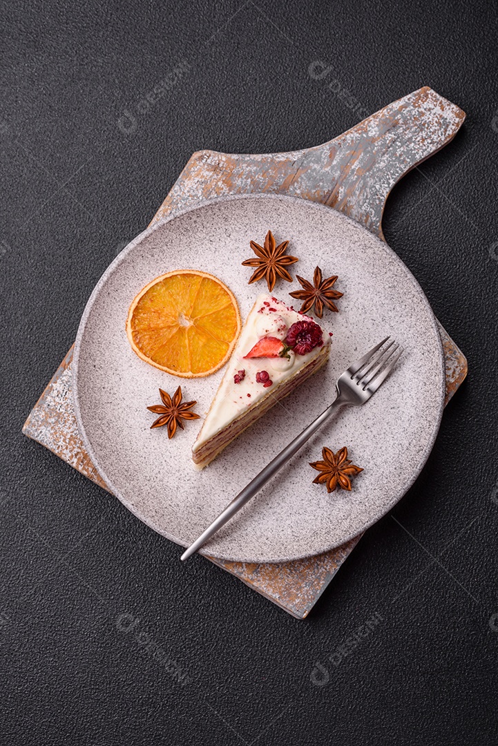 A imagem mostra um pedaço de bolo, provavelmente um cheesecake ou um bolo cremoso