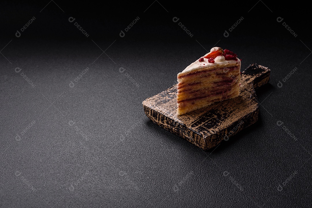 A imagem mostra um pedaço de bolo, provavelmente um cheesecake ou um bolo cremoso