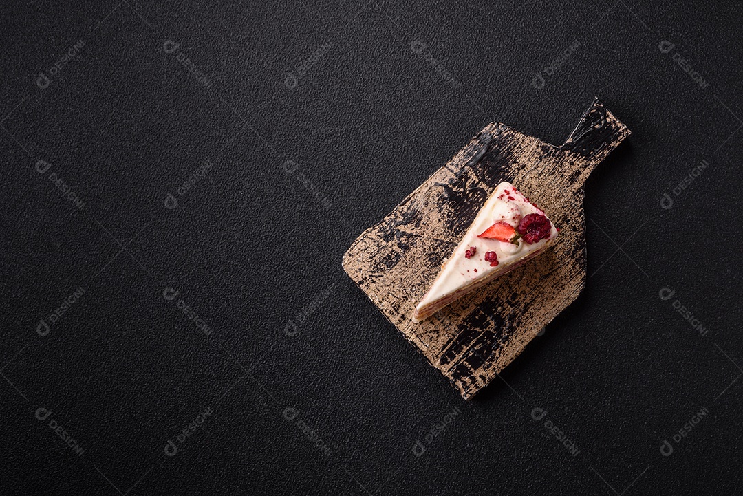 A imagem mostra um pedaço de bolo, provavelmente um cheesecake ou um bolo cremoso