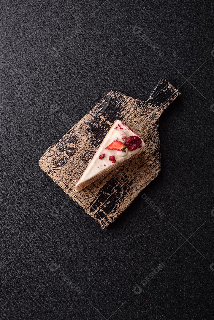 A imagem mostra um pedaço de bolo, provavelmente um cheesecake ou um bolo cremoso