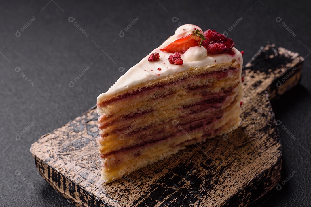 A imagem mostra um pedaço de bolo, provavelmente um cheesecake ou um bolo cremoso