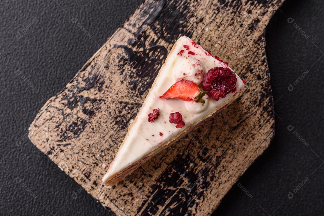 A imagem mostra um pedaço de bolo, provavelmente um cheesecake ou um bolo cremoso