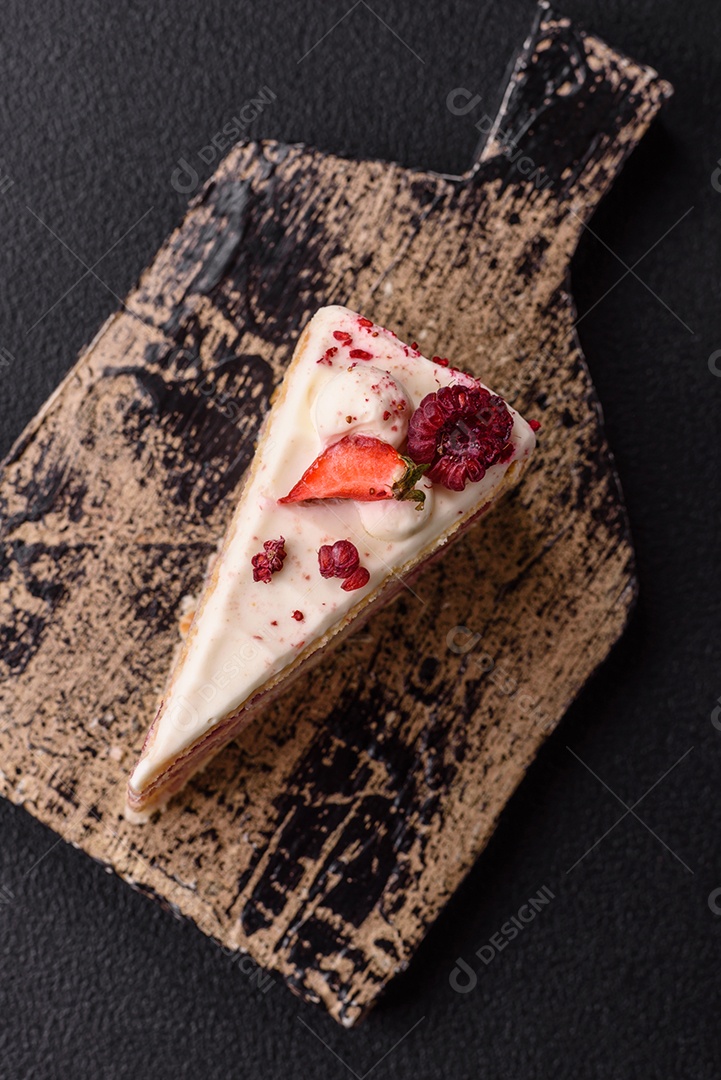 A imagem mostra um pedaço de bolo, provavelmente um cheesecake ou um bolo cremoso