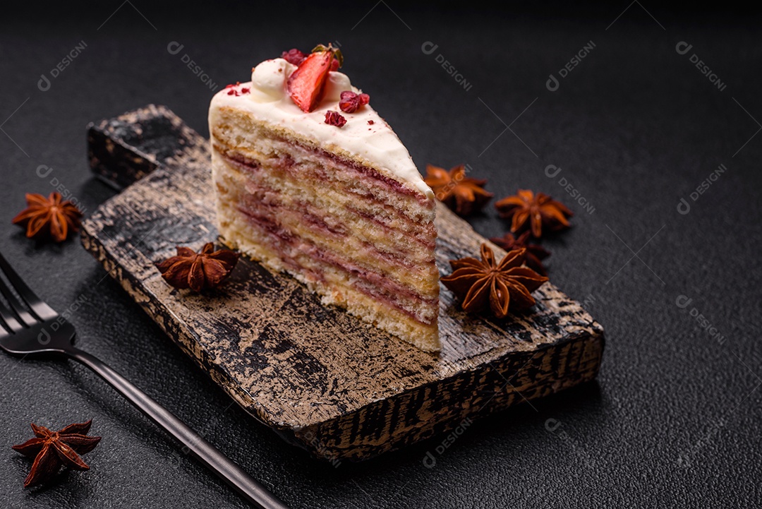 A imagem mostra um pedaço de bolo, provavelmente um cheesecake ou um bolo cremoso