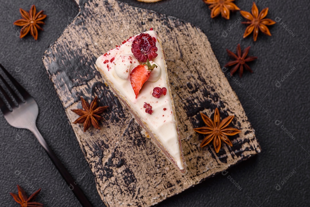 A imagem mostra um pedaço de bolo, provavelmente um cheesecake ou um bolo cremoso