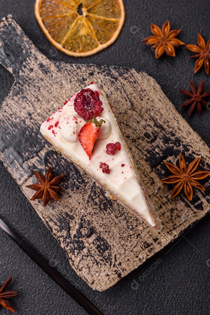 A imagem mostra um pedaço de bolo, provavelmente um cheesecake ou um bolo cremoso