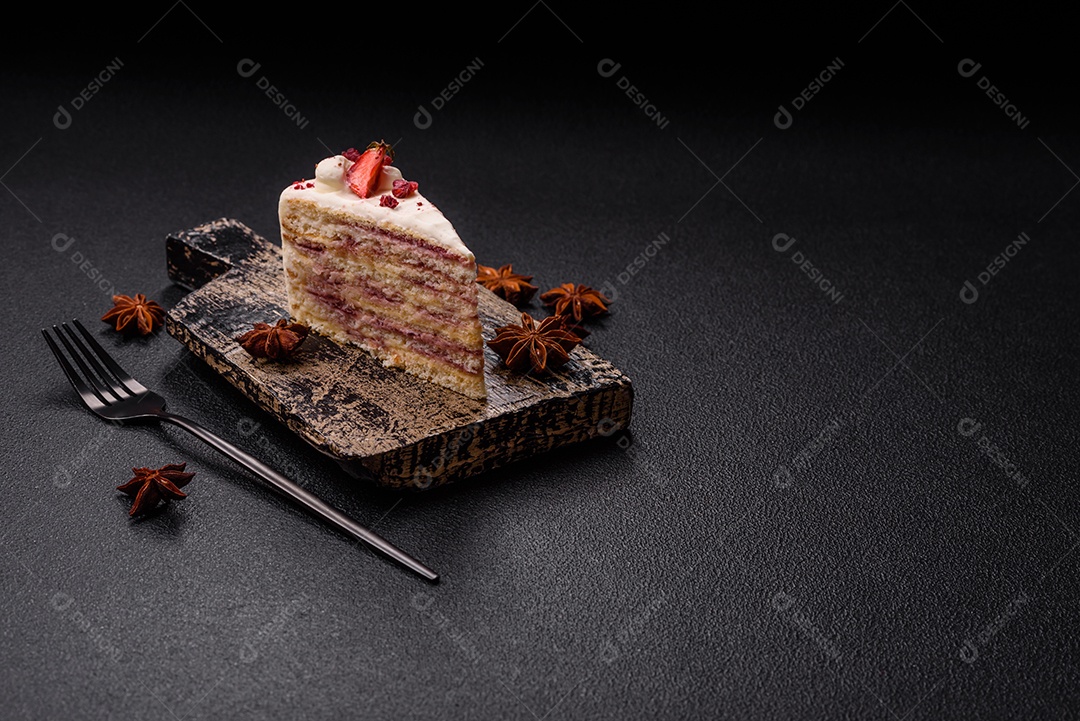 A imagem mostra um pedaço de bolo, provavelmente um cheesecake ou um bolo cremoso