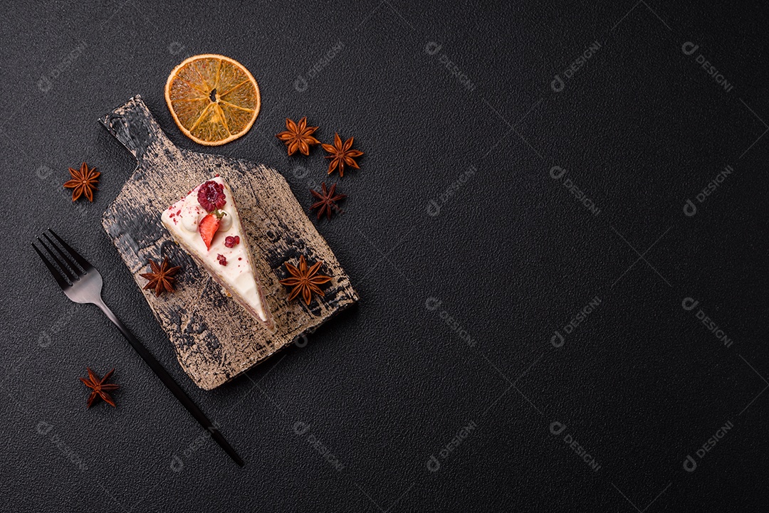 A imagem mostra um pedaço de bolo, provavelmente um cheesecake ou um bolo cremoso