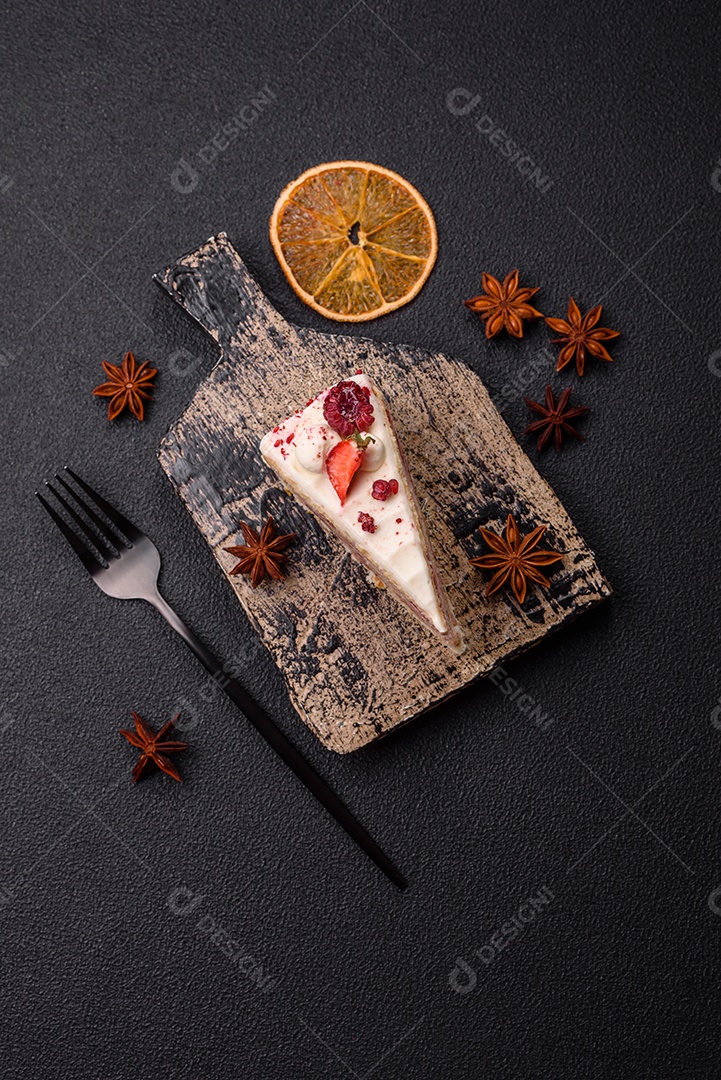 A imagem mostra um pedaço de bolo, provavelmente um cheesecake ou um bolo cremoso