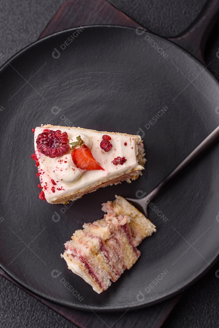 A imagem mostra uma fatia de bolo em um prato preto, com um pedaço menor ao lado e um garfo
