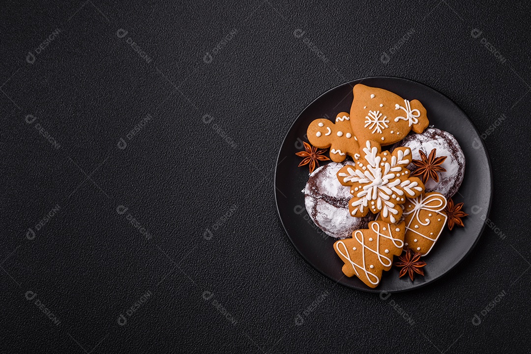 Biscoitos de gengibre (também conhecidos como gingerbread), frequentemente associados às festividades de Natal.