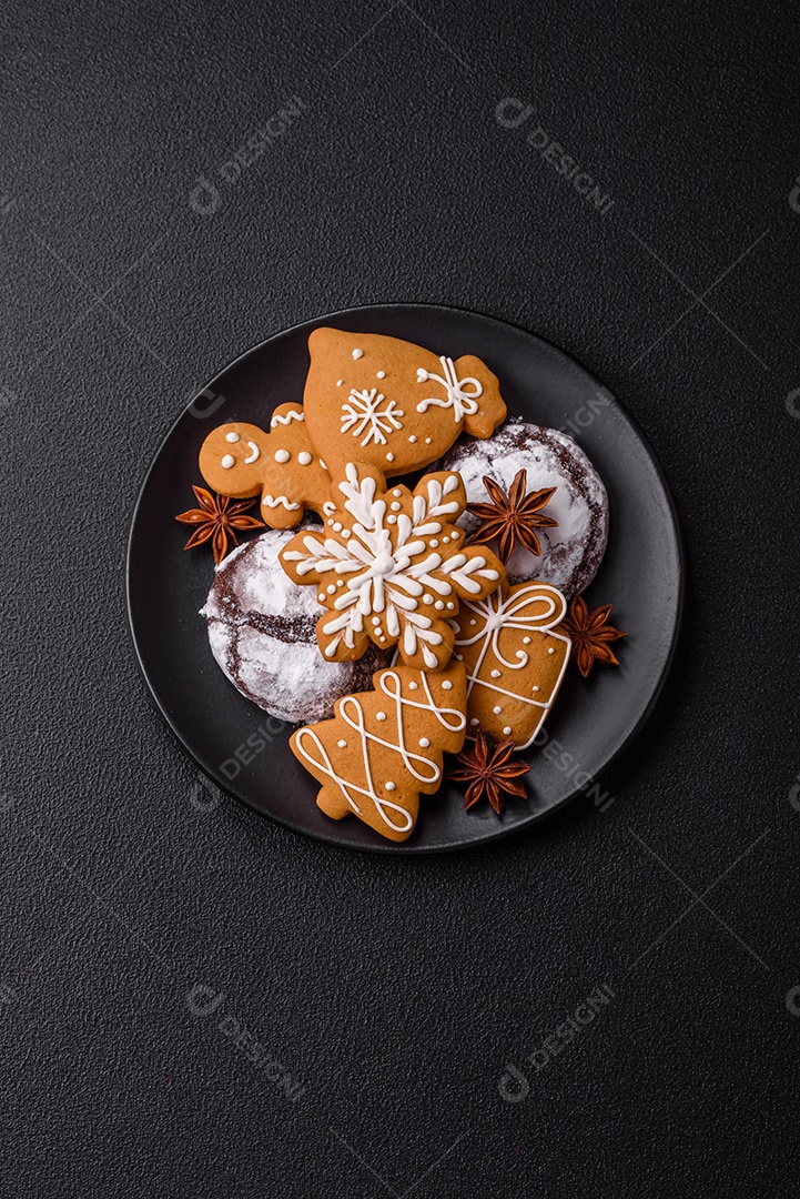 Biscoitos de gengibre (também conhecidos como gingerbread), frequentemente associados às festividades de Natal.