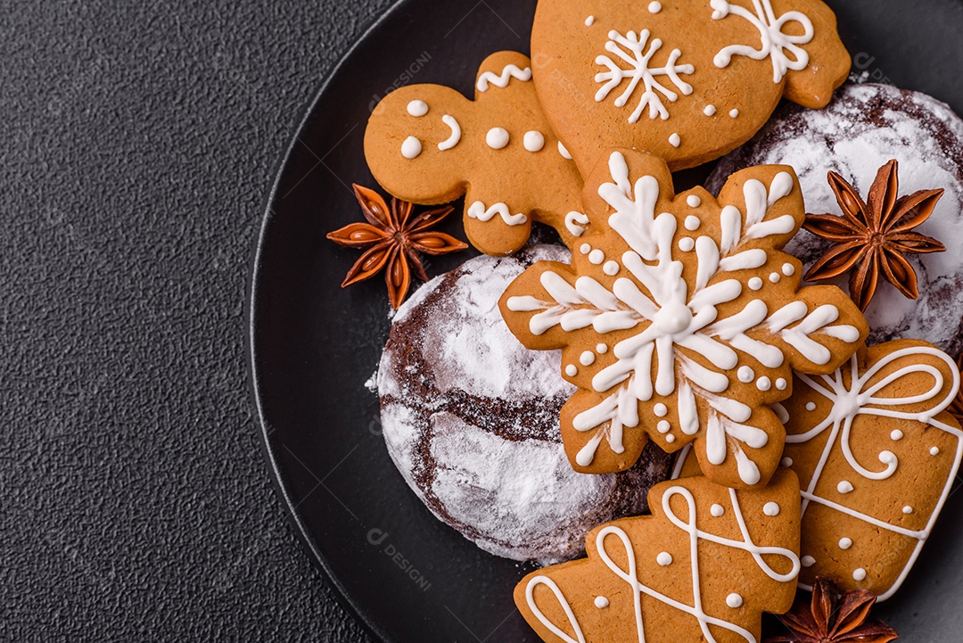 Biscoitos de gengibre (também conhecidos como gingerbread), frequentemente associados às festividades de Natal.