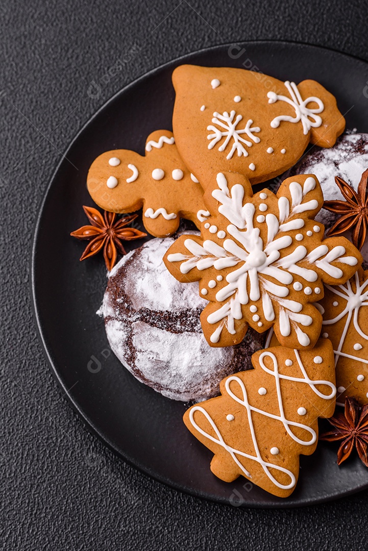 Biscoitos de gengibre (também conhecidos como gingerbread), frequentemente associados às festividades de Natal.