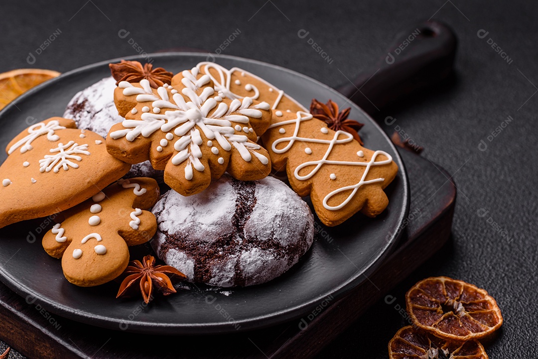 Biscoitos de gengibre (também conhecidos como gingerbread), frequentemente associados às festividades de Natal.
