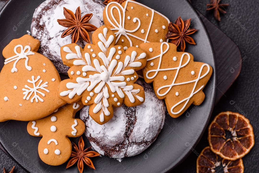 Biscoitos de gengibre (também conhecidos como gingerbread), frequentemente associados às festividades de Natal.