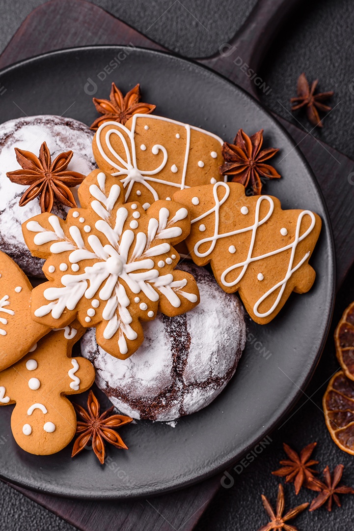 Biscoitos de gengibre (também conhecidos como gingerbread), frequentemente associados às festividades de Natal.