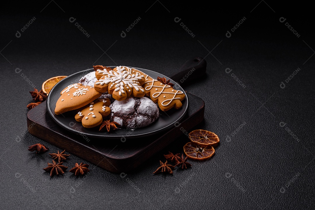 A imagem mostra uma fatia de bolo em um prato preto, com um pedaço menor ao lado e um garfo