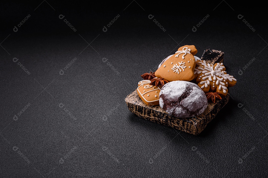 Biscoitos de gengibre (também conhecidos como gingerbread), frequentemente associados às festividades de Natal.