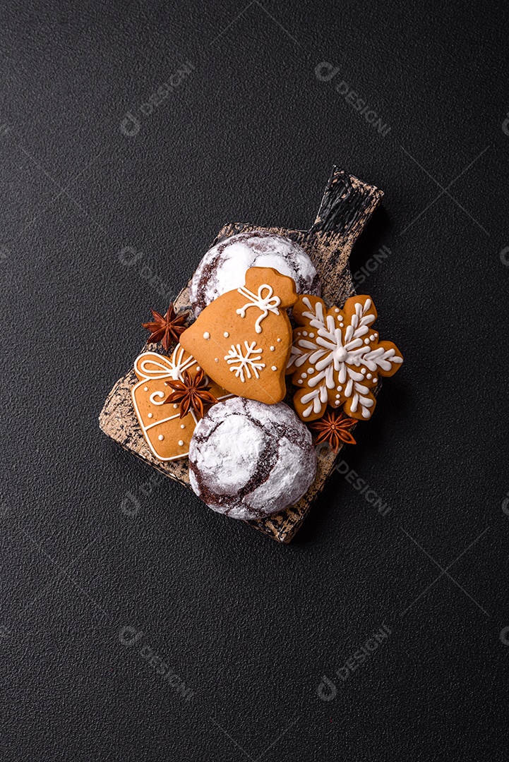 Biscoitos de gengibre (também conhecidos como gingerbread), frequentemente associados às festividades de Natal.