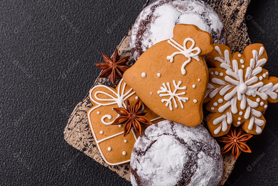 Biscoitos de gengibre (também conhecidos como gingerbread), frequentemente associados às festividades de Natal.