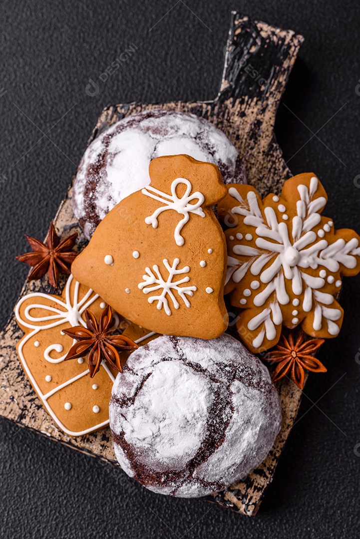 Biscoitos de gengibre (também conhecidos como gingerbread), frequentemente associados às festividades de Natal.