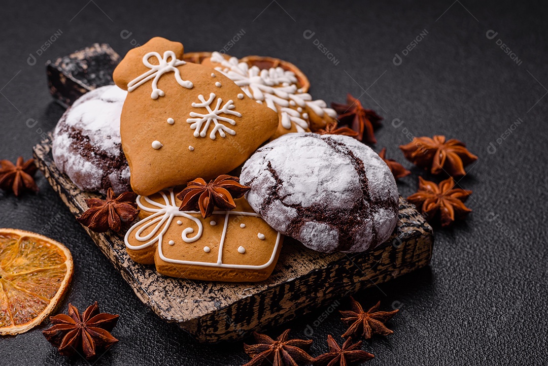 Biscoitos de gengibre (também conhecidos como gingerbread), frequentemente associados às festividades de Natal.