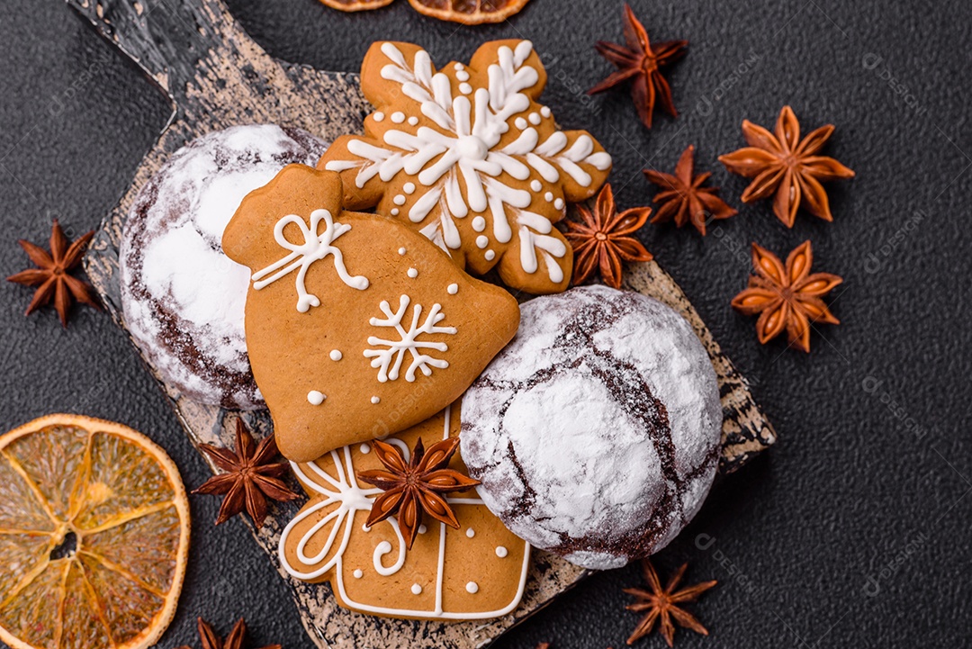 Biscoitos de gengibre (também conhecidos como gingerbread), frequentemente associados às festividades de Natal.