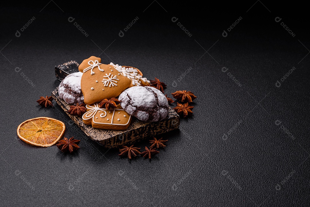 Biscoitos de gengibre (também conhecidos como gingerbread), frequentemente associados às festividades de Natal.