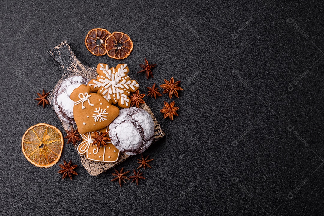 Biscoitos de gengibre (também conhecidos como gingerbread), frequentemente associados às festividades de Natal.